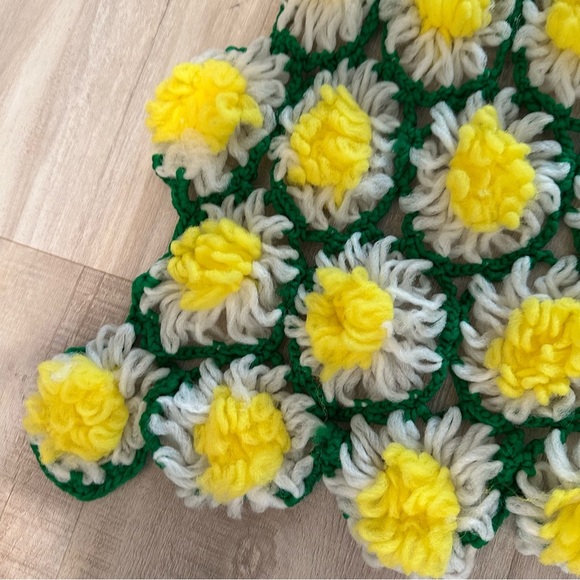 Vintage Hand-Made 3D Daisy Crochet Throw - Picture 4 of 6
